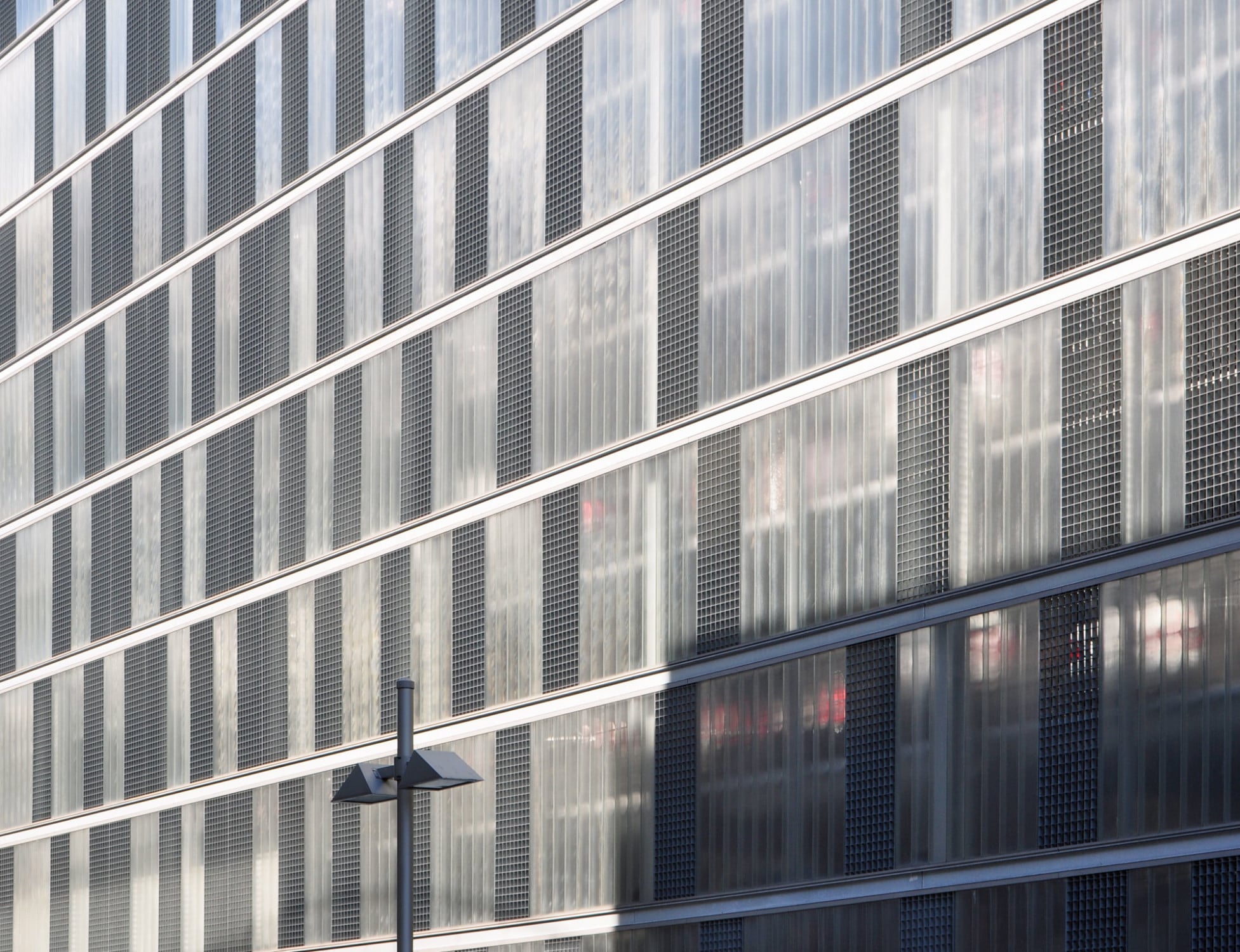 Profilbauglasfassade des Daimler Crysler Parkhauses am Berliner Salzufer, Architekten: Dubois Muhler Neitzke und Behzadi + Parner