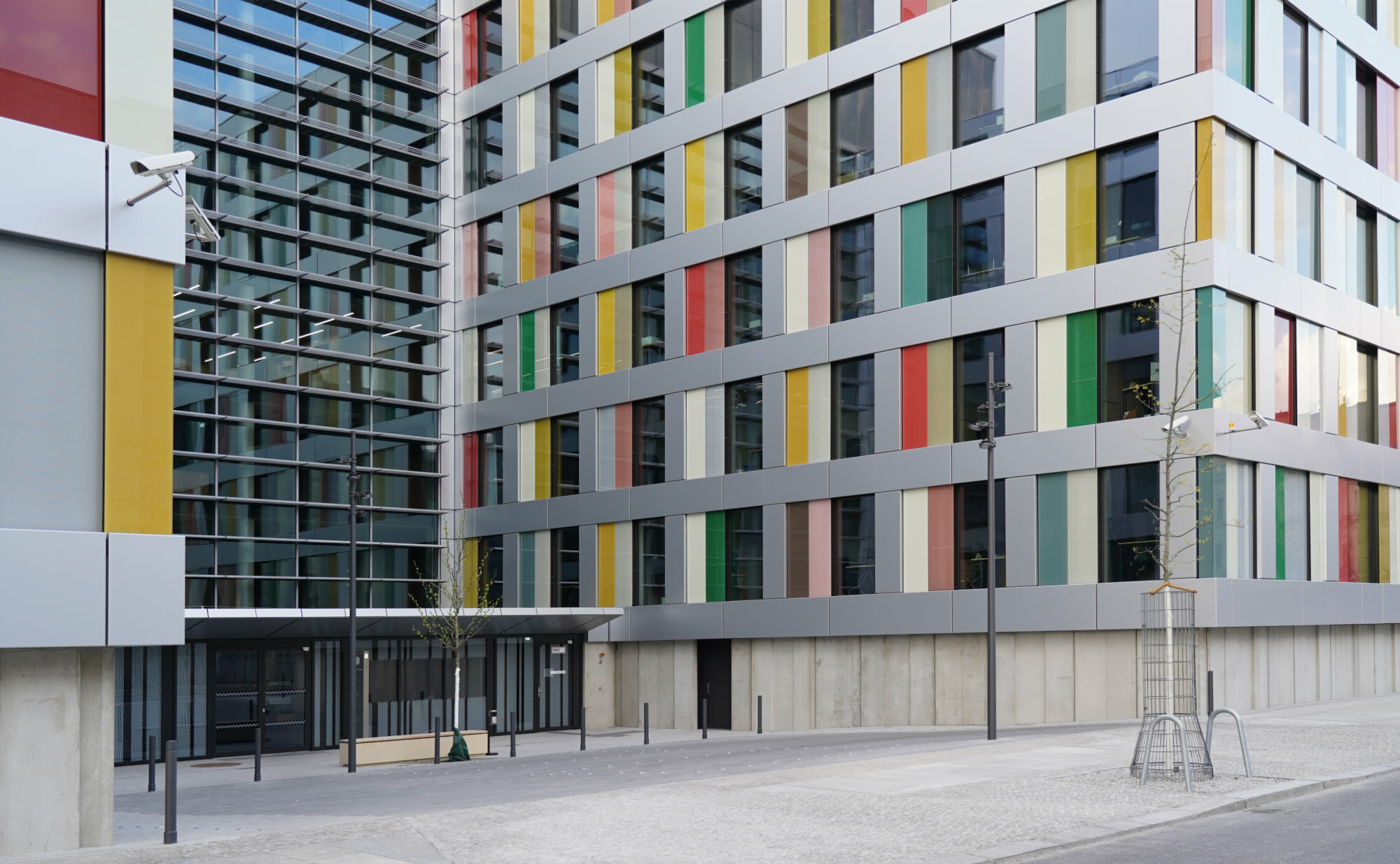 Siebdruckmuster in zwölf verschiedenen Farbtönen am Luisenblock West in Berlin, Architektur: Sauerbruch Hutton