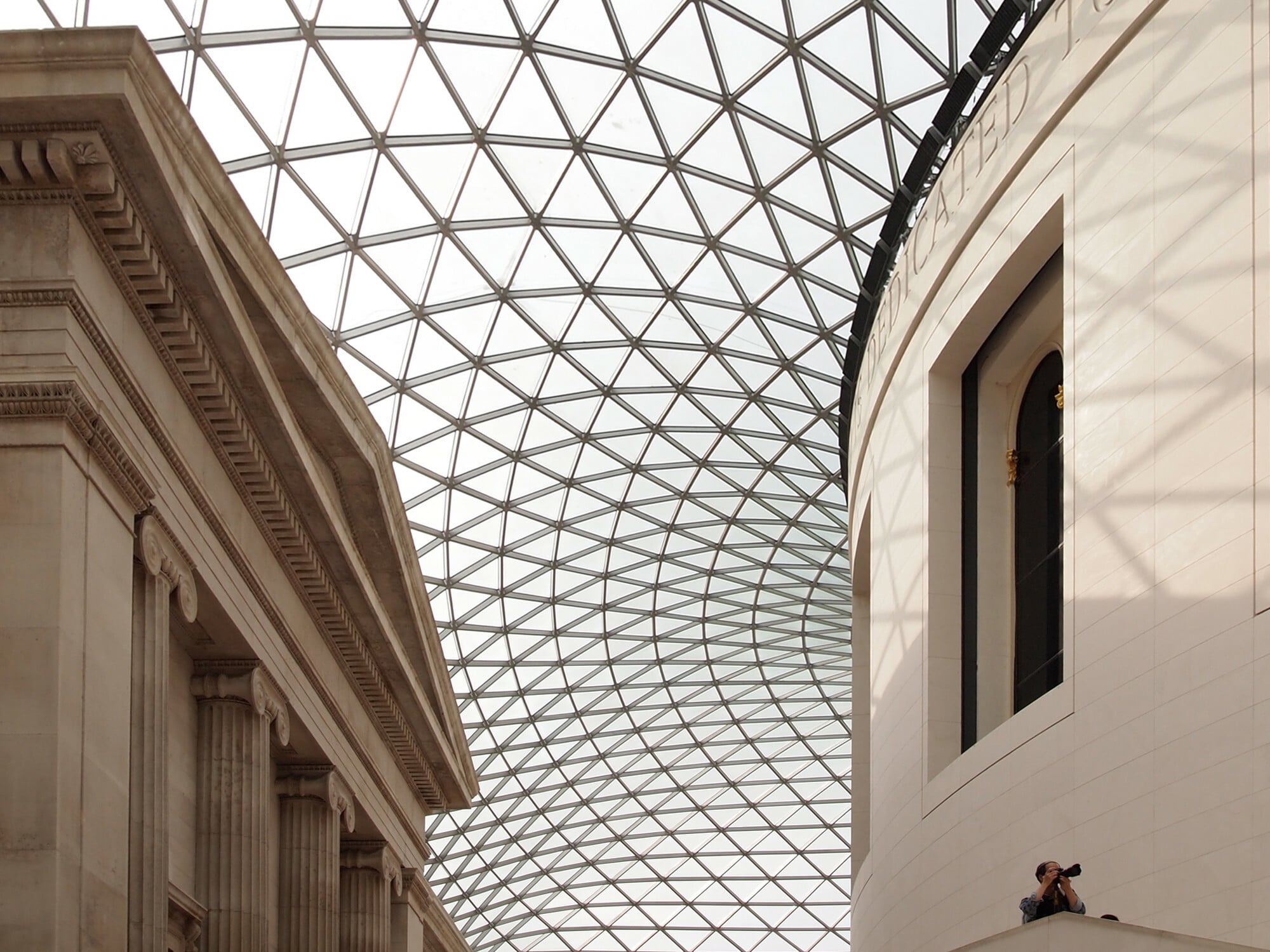 Unteransicht der Glasdachkonstruktion über dem Innenhof des British Museum in London.