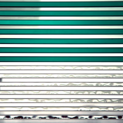 Gewöhnliches Floatglas mit charakteristischer Grünfärbung (oben) und Weißglas (unten)