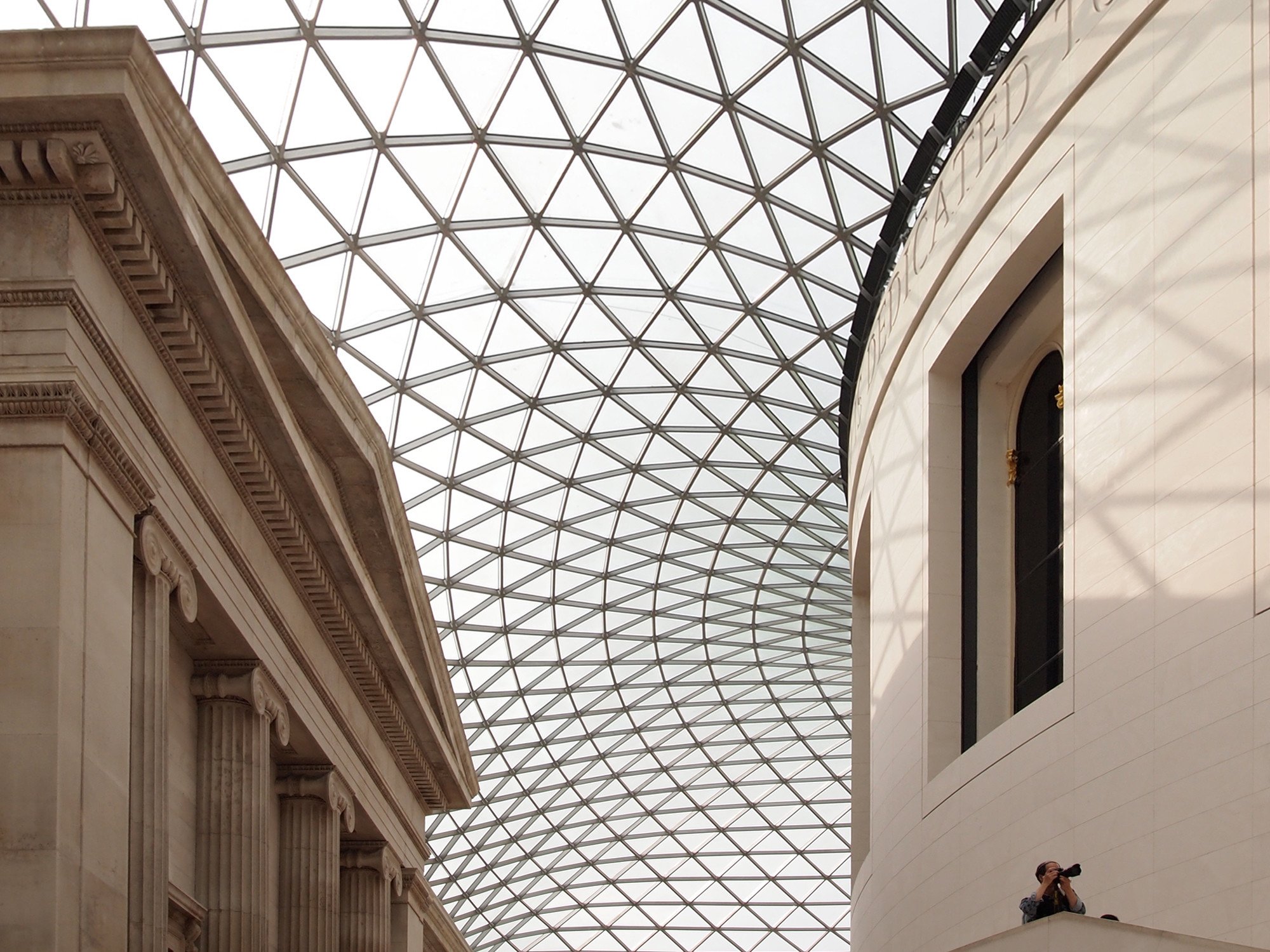 Eine Isolierverglasung aus Weißglas überspannt das British Museum in London