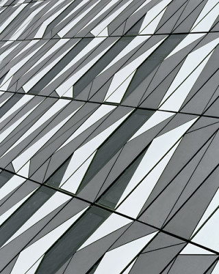 Außenhülle aus dreieckigen Betonplatten