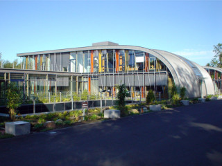 Dreigeschossiger Neubau mit gläsernem Verbindungsgang