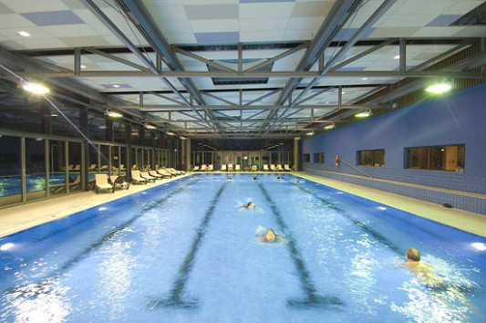 Geschlossene Schwimmhalle