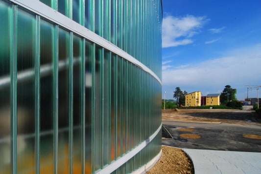 Detail der Fassade mit Profilbauglas