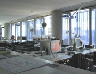Arbeitsplätze in einem Großraumbüro