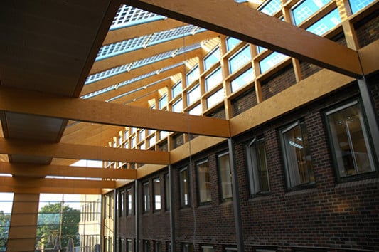 Students Services Centre in Southampton/GB: Atrium mit integrierter Photovoltaik