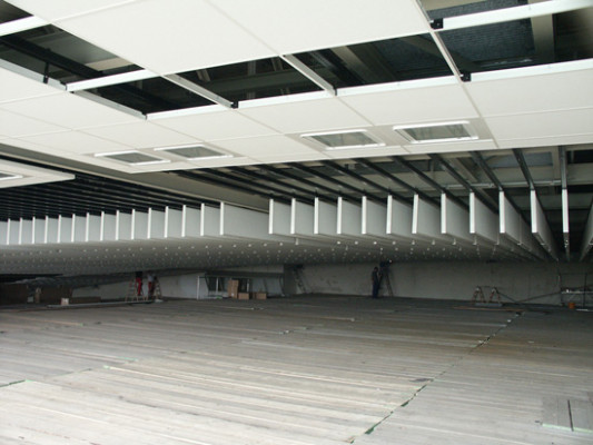 Montage von Baffeln und Deckenplatten