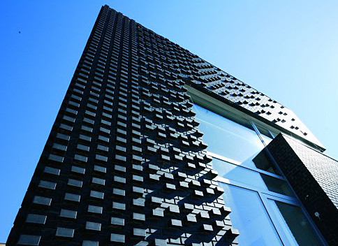 Starkes Schattenspiel auf der plastischen Fassade