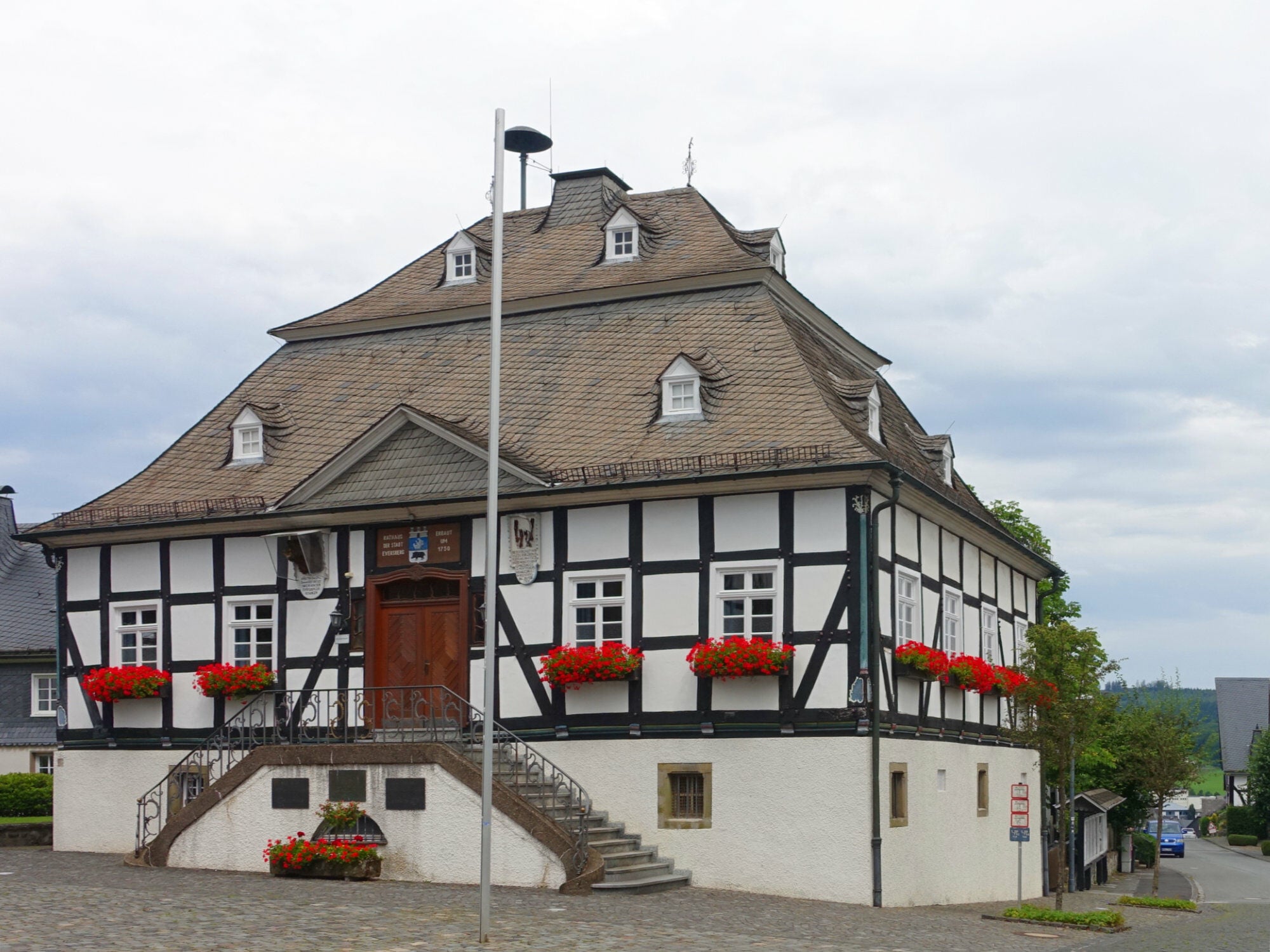 Mansarddach als Walmdach am alten Rathaus in der zu Meschede gehörenden Gemeinde Eversberg