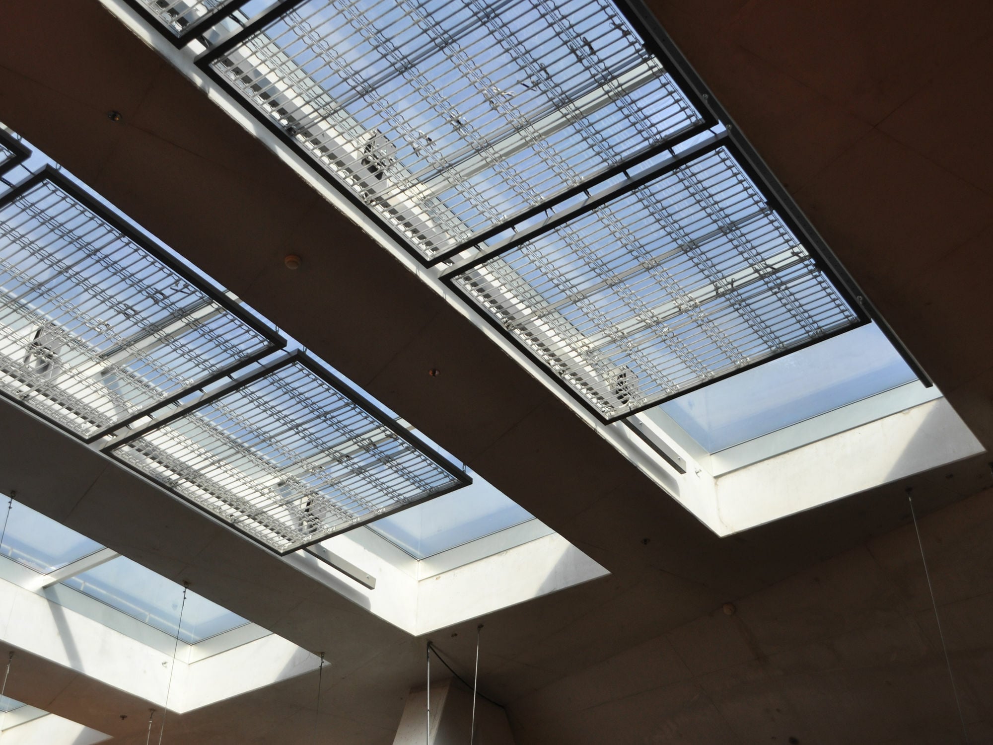 Großflächige Dachfenster ermöglichen eine hohe Tageslichtgewinnung.