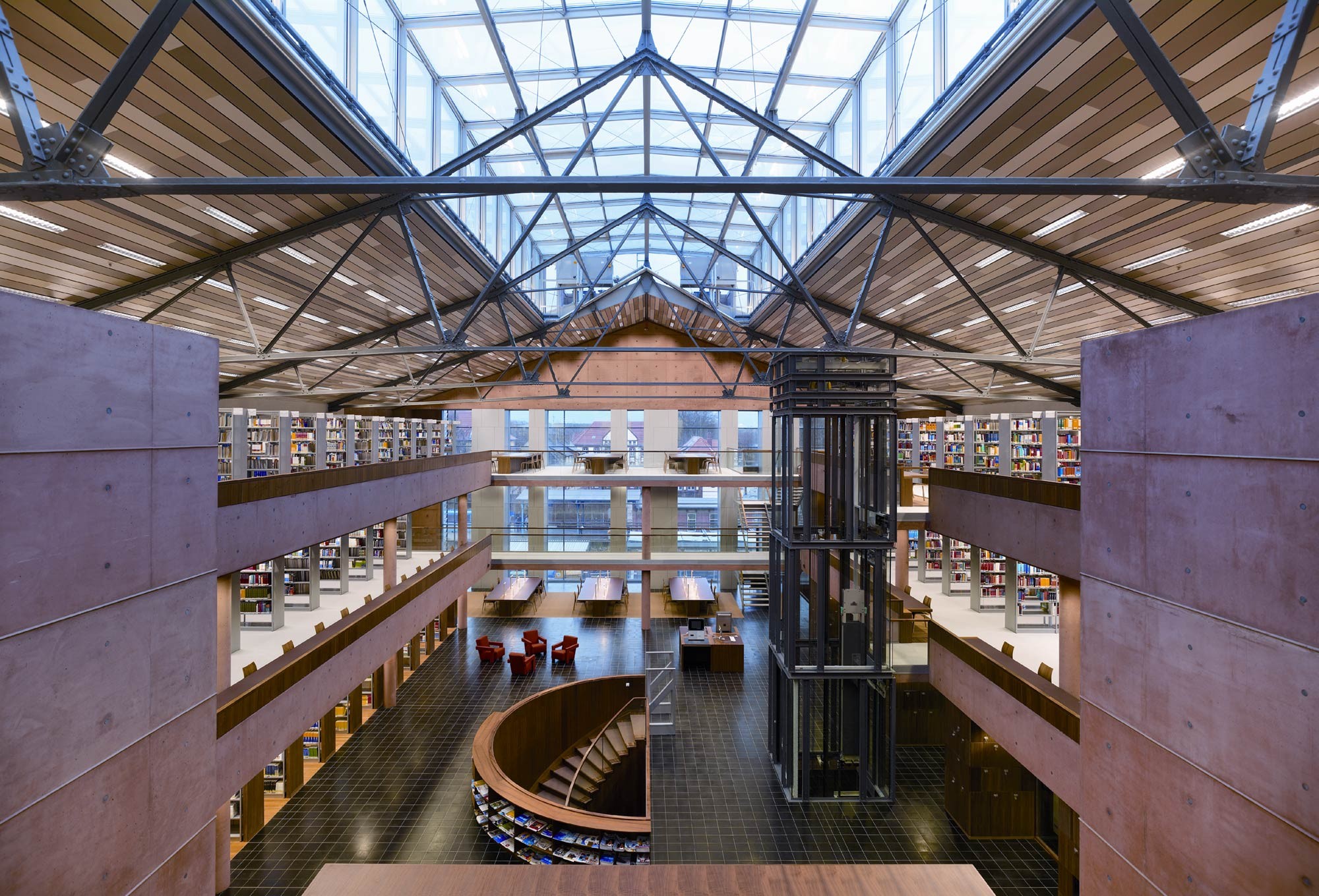 Zentrale Halle mit Glasdach und umlaufenden Bibliotheksebenen