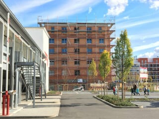 Neben einem ausgewogenen Verhältnis von verglasten zu unverglasten Flächen, ist auch auf den zu errechnenden Energieverlust einer Konstruktion zu achten. Im Bild: Das „Atrium Senefelder“ in Offenbach im Bau.