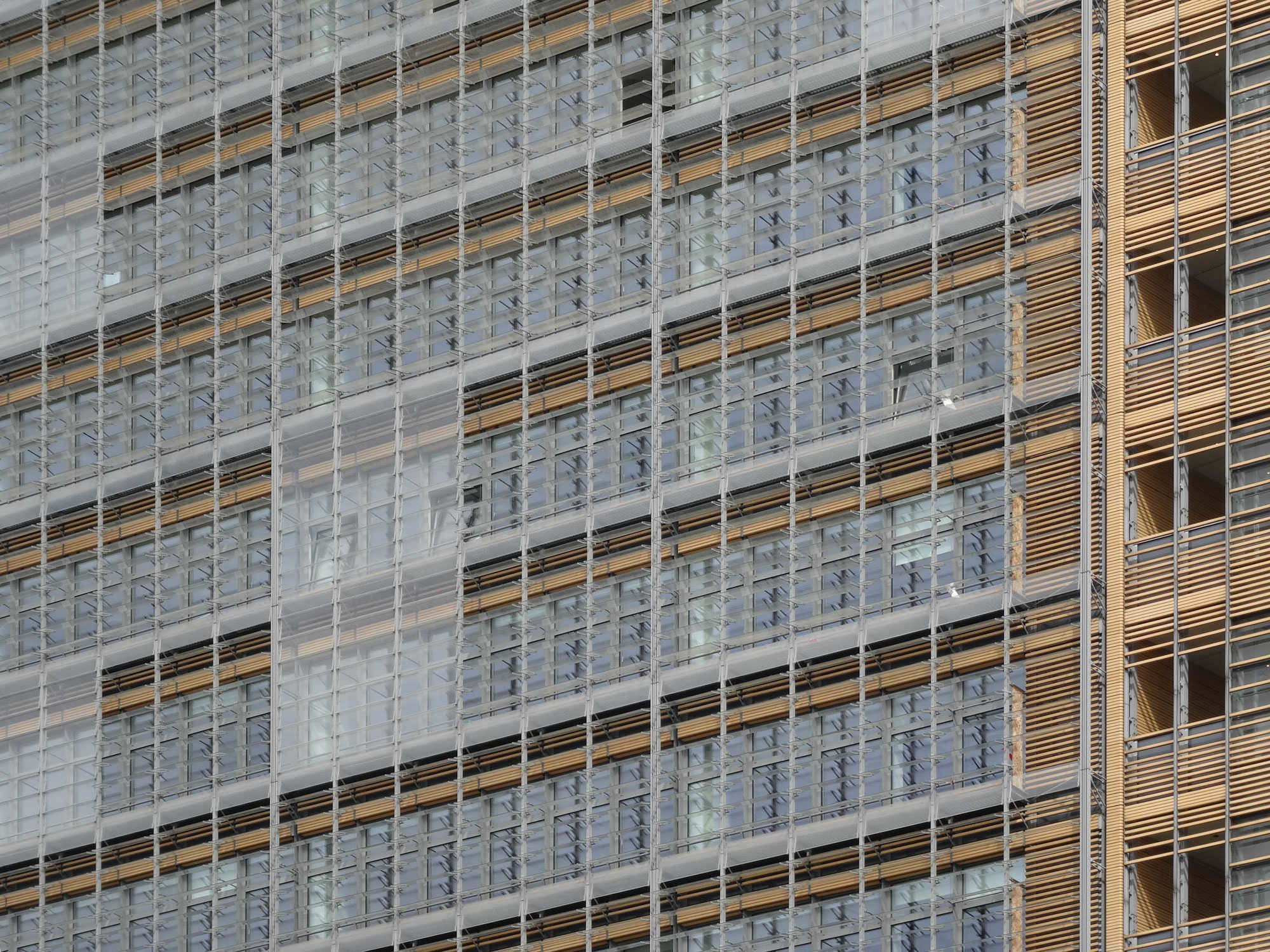Sonnenschutzsysteme bestimmen das Erscheinungsbild von Bauten und geben den Architekten eine umfangreiche und differenzierte Gestaltungsfreiheit. 