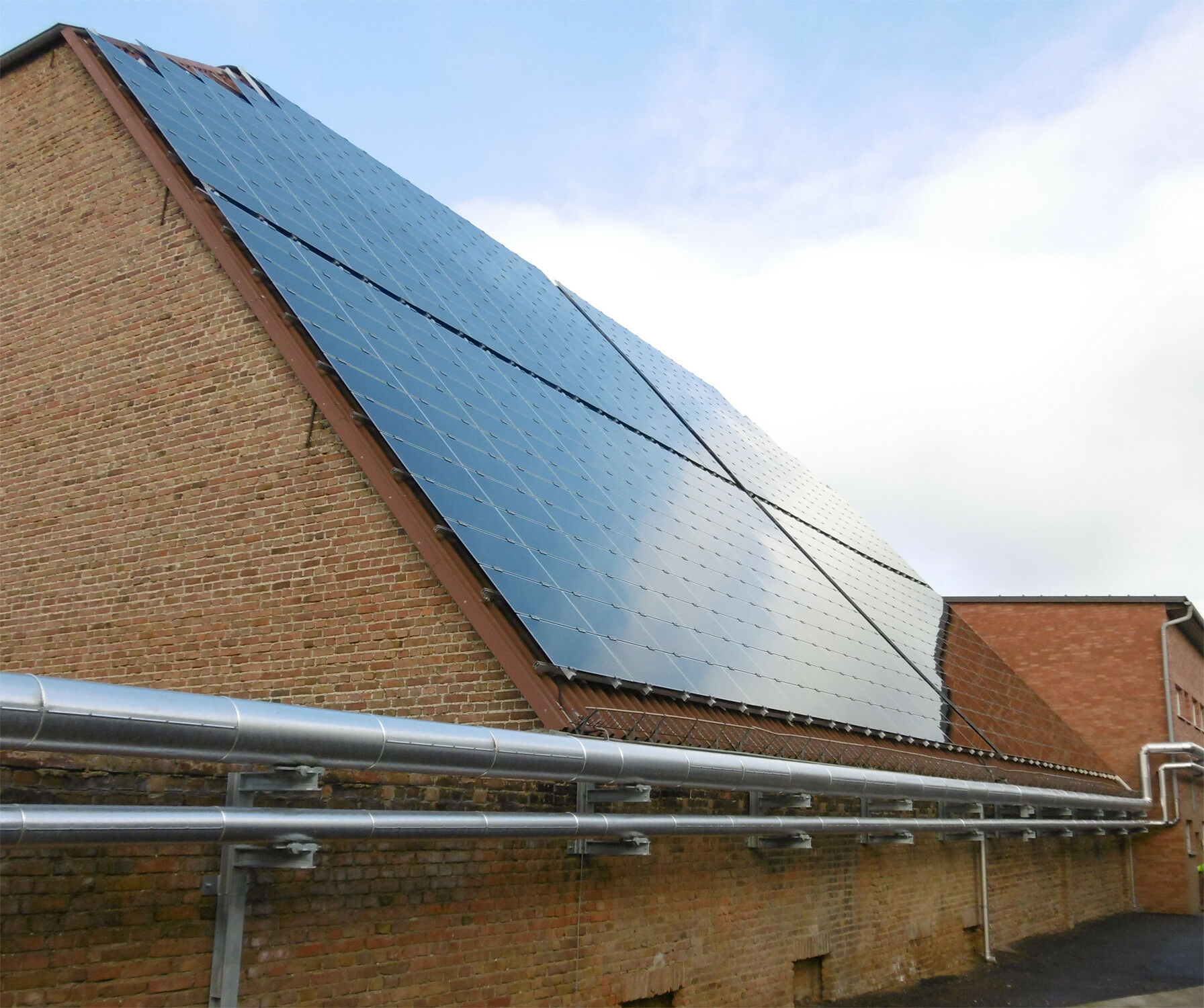 Dachflächen eigenen sich in der Regel am besten für die Installation von Photovoltaik-Modulen.