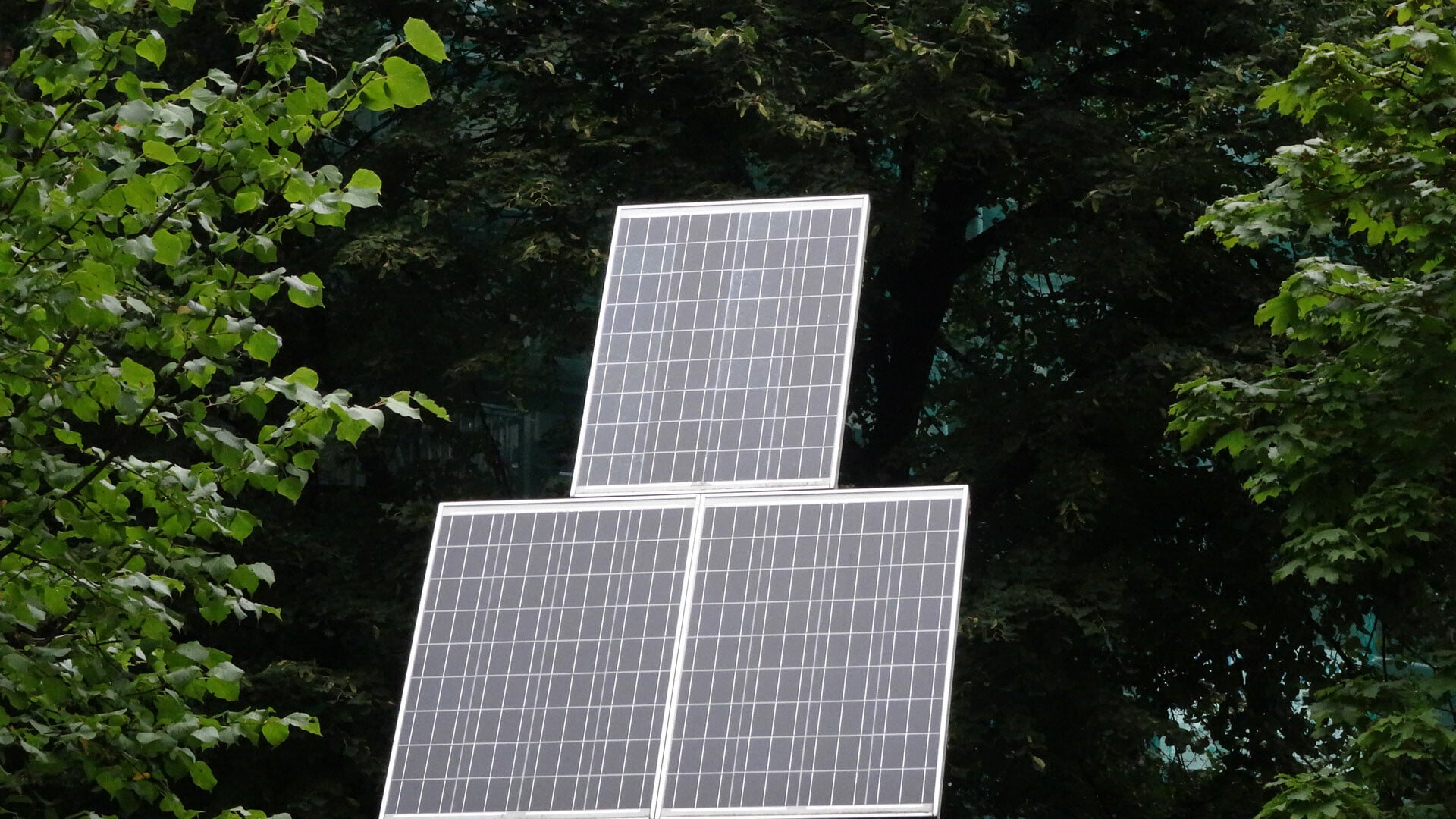  Der Solarstrom kann entweder für den Eigenbedarf (Insellösung) oder ganz oder teilweise ins öffentliche Stromnetz eingespeist werden (netzparallele Lösung). 