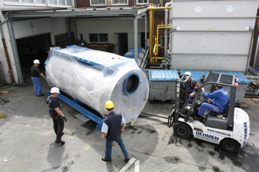 Der neue Niedertemperatur-Stahlheizkessel auf dem Weg zu den Dortmunder Westfalenhallen