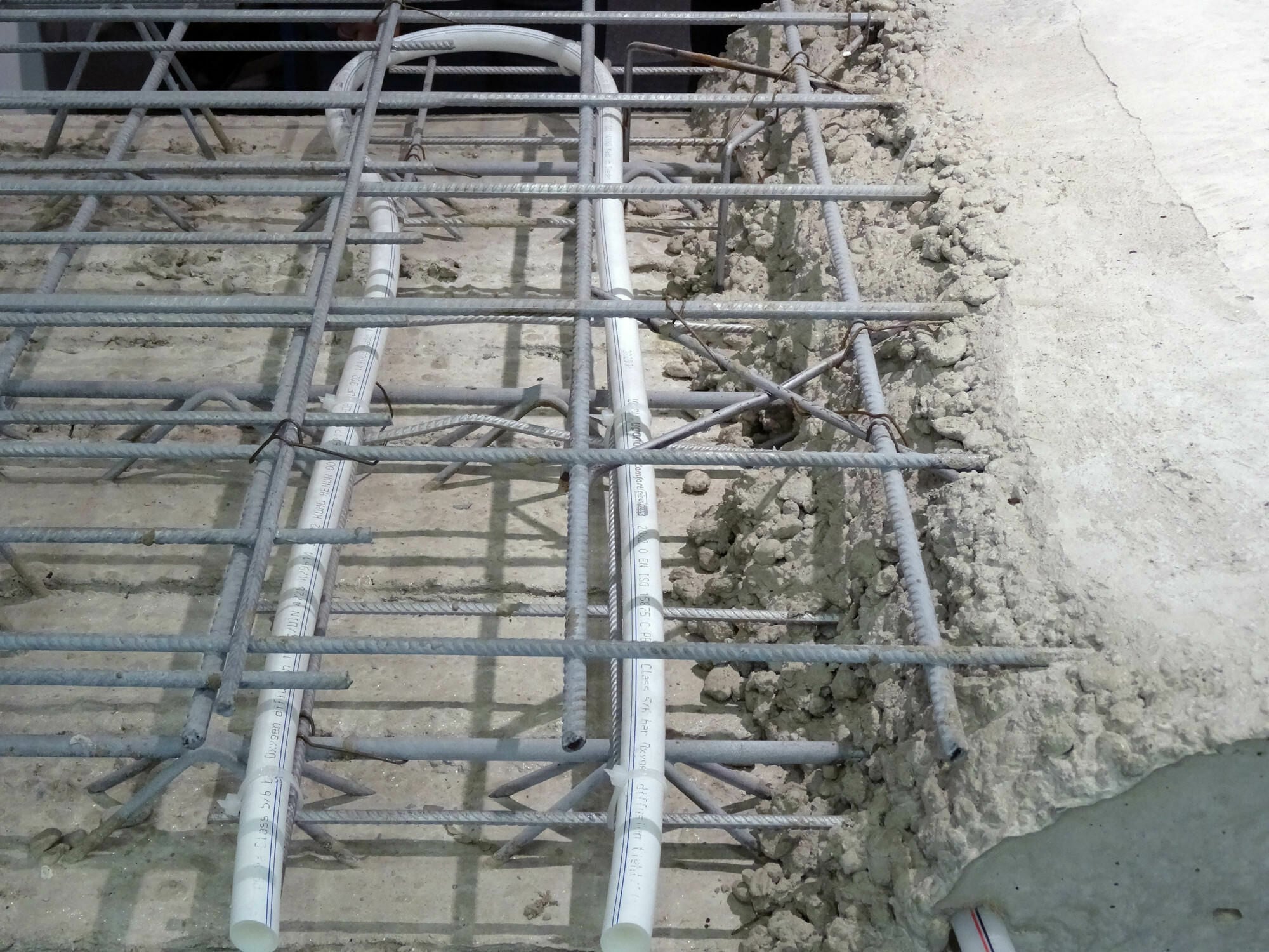 Durch Rohrleitungen in massiven Decken oder Wänden fließt Wasser als Heiz- bzw. Kühlmedium.