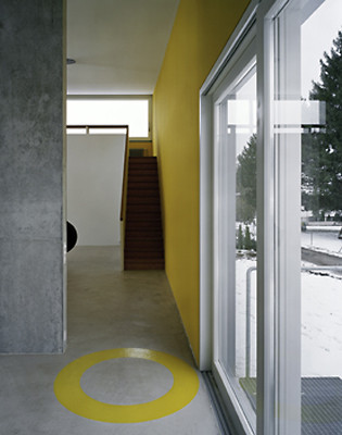 Eingangsbereich mit Blick auf die Treppe zur Arbeitsgalerie