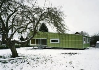 Das kleine Wohnhaus steht auf Pfählen