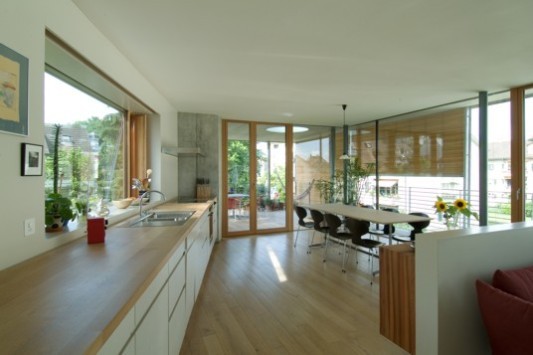 Blick vom Wohnraum zur Südterrasse
