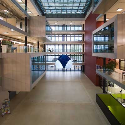 Das Atrium wird U-förmig von den Nutzräumen umschlossen