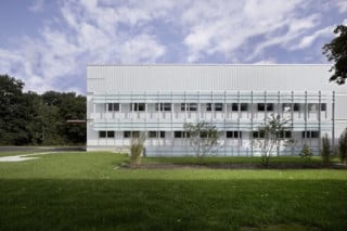 Bei Tageslicht wirkt das Labor hell und homogen