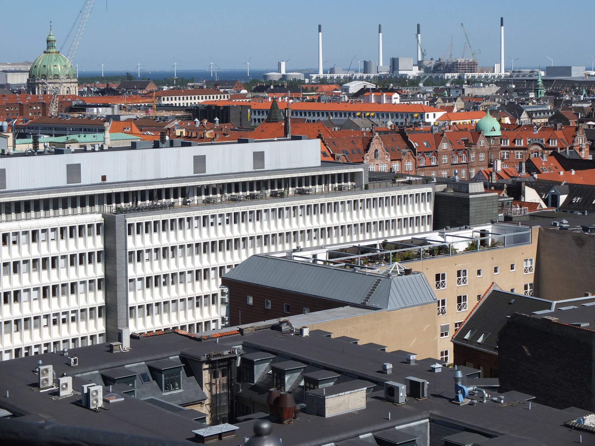 Durch innerstädtische Verdichtung und Aufstockung werden vorhandene Strukturen genutzt und Freiflächen geschont (Abb.: Paragon-Apartments in Berlin-Prenzlauer Berg)