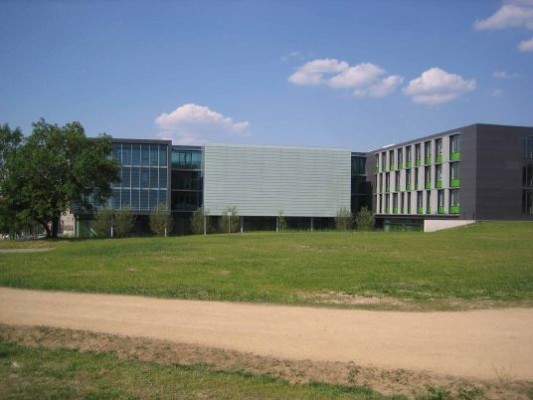 Informatik-Fakultät auf dem Campus der TU Dresden