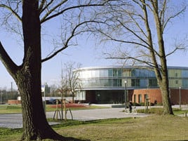 Dss Rathaus im parkartigen Gelände am Bahnhof Hennigsdorf
