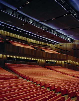 Großer Saal mit abgehängten Deckensegeln