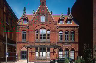 Die reich gestaltete Fassade des Hauptflügels der Anlage legt nach dem Rückbau von später angefügten Anbauten wieder beredtes Zeugnis von der norddeutschen "Backsteinromantik" ab