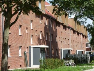 Zur sozio-kulturellen Bewertung gehören ästhetische und gestalterische Faktoren, aber auch Behaglichkeit und Gesundheitsschutz (im Bild: Modernisierung eines Wohnquartiers aus den 1930er Jahren in Hamburg-Wilhelmsburg, Architektur: kfs - krause feyerabend sippel partnerschaft, Lübeck).