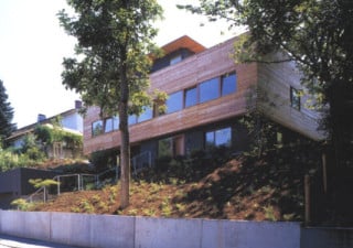 Blick von der Straße auf das grundlegend modernisierte und aufgestockte Haus 