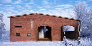 Äußerlich hat sich bis auf wenige, klar als Zutat erkennbare Schlitzfenster kaum etwas an den Backsteinfassaden verändert.