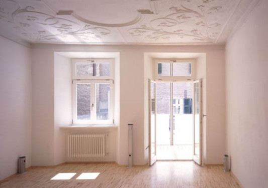 Großes Augenmerk wurde auf den Erhalt der historischen Stuckdecken gelegt, während die Fenster neu eingebaut wurden