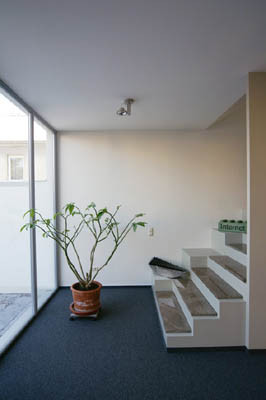 Treppenantritt im Erdgeschoss, links im Bild ist der neu geschaffene Patio zu sehen