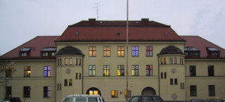Außenansicht: die neue Nutzung "scheint" durch die Fenster