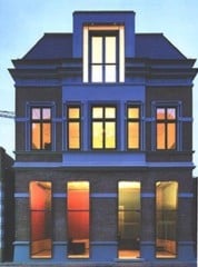 Die Fassade erstrahlt in neuem Licht. Im Sockelgeschoss wurde eine ehemals über die ganze Hausbreite reichende Ladenfront auf vier langrechteckige Öffnungen reduziert und dem Öffnungsanteil der Bel Etage angepasst.  