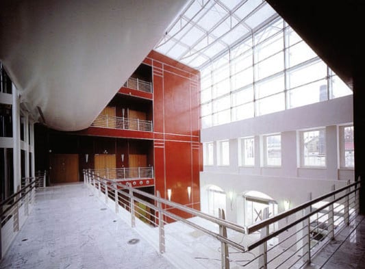 Das Empfangsfoyer im Corso Karlín wirkt wie ein Haus im Haus und überspannt die zwei bestehenden und die zwei aufgestockten Geschosse.