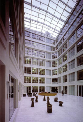 Die glasüberdeckte Halle im Palác-Bürohaus wurde als Empfangsfoyer umgenutzt. Die bestehenden Fassaden wurden erhalten und durch neue schmale Fensterprofilierungen dem alten Erscheinungsbild angepasst.