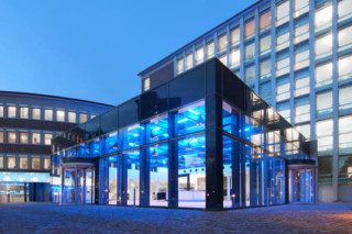 Blick auf die modernisierte Doppelfassade des Hauptbaus - im Vordergrund der neue Foyer-Anbau