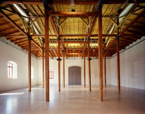 Der ehemalige Ballenraum, in dem früher die großen Spinngarnrollen vor ihrer Verarbeitung gelagert wurden, konnte als Ausstellungsraum umgenutzt werden.