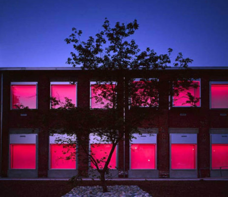 Die nächtliche Illumination der Fensterflächen durch LED- Leuchten soll auf abendliche Veranstaltungen aufmerksam machen
