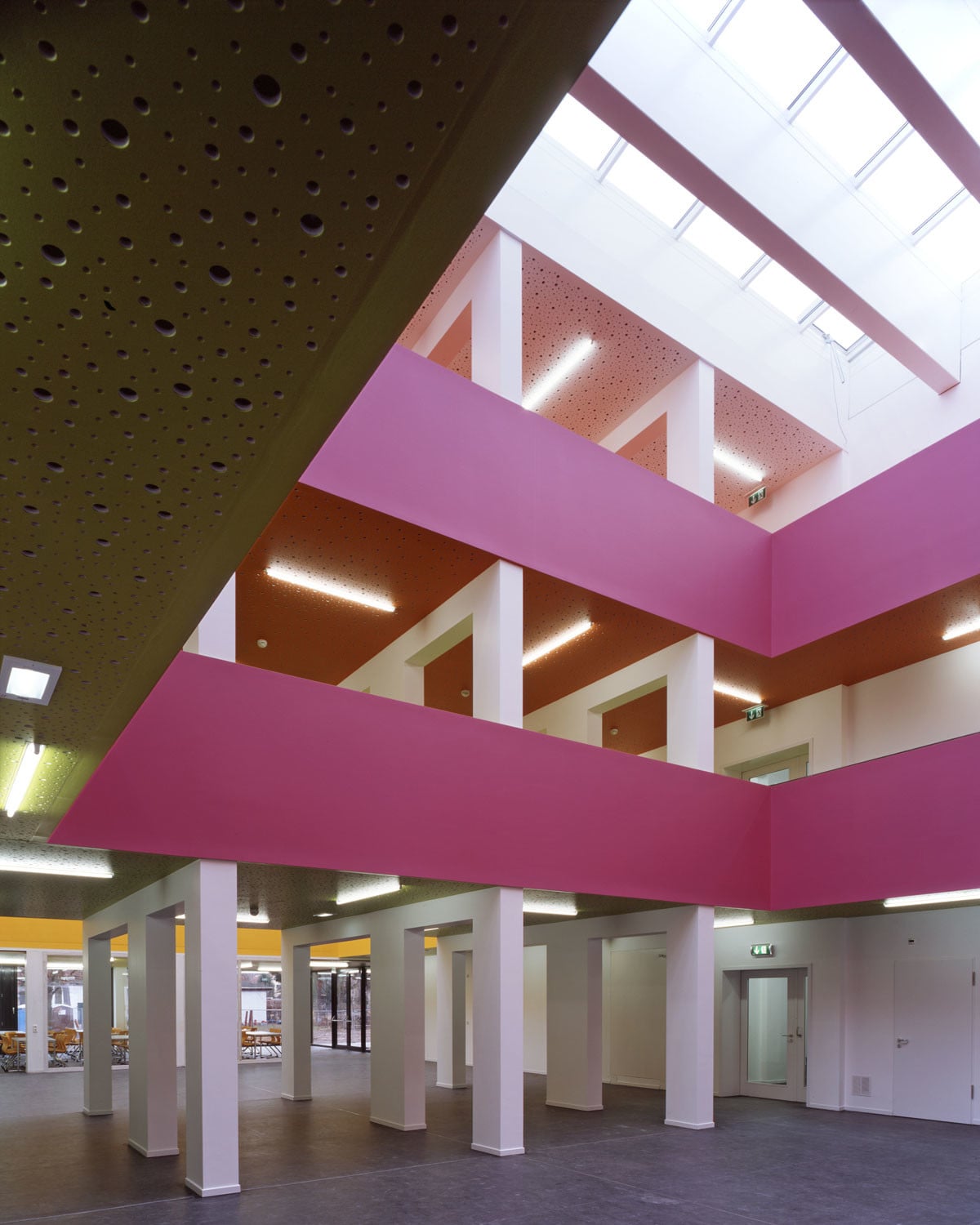 Blick ins verglaste Atrium