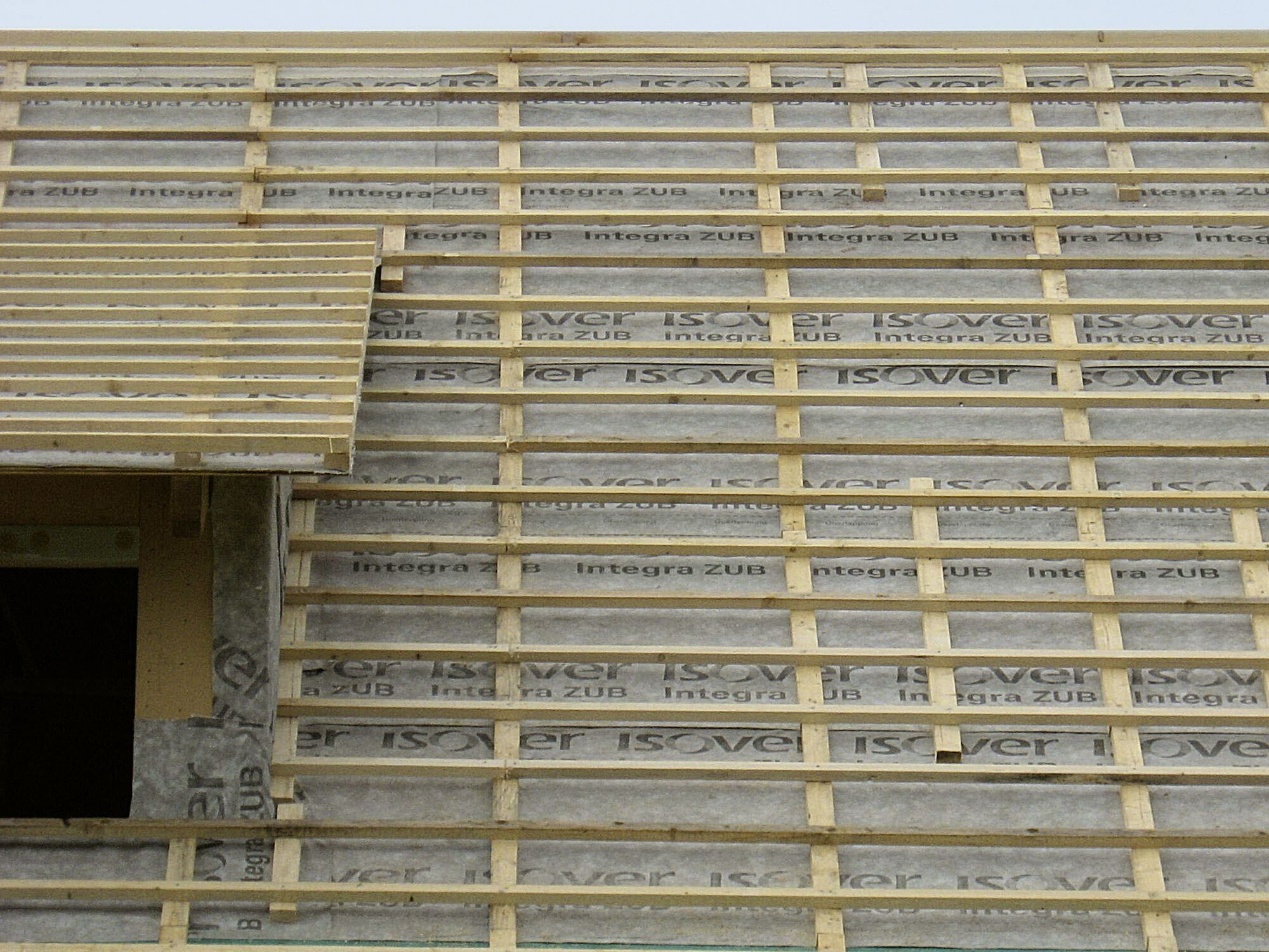 Ein Baufeuchtemanagement beim Dachneubau beugt Feuchteschäden und Schimmel vor.