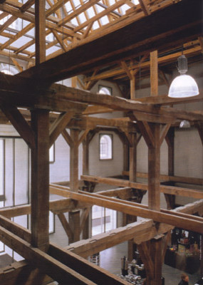 Sichtbare erhaltene alte Holzkonstruktion in der Eingangshalle