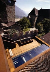 Blick in den Burghof von der Außentreppe zum Bergfried: Rostige Stahlplatten umhüllen die neuen Einbauten zwischen den historischen Bruchsteinmauern.