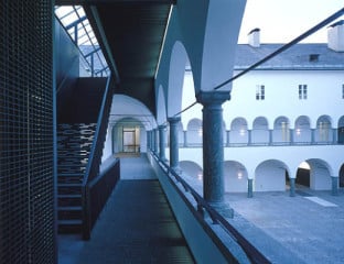 Das neue Treppenhaus an der westlichen Erschließungsspange.