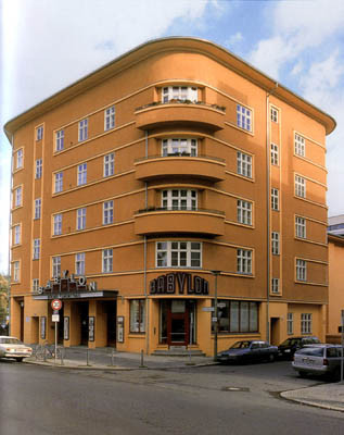 Die Hauptfassade zum Rosa-Luxemburgplatz